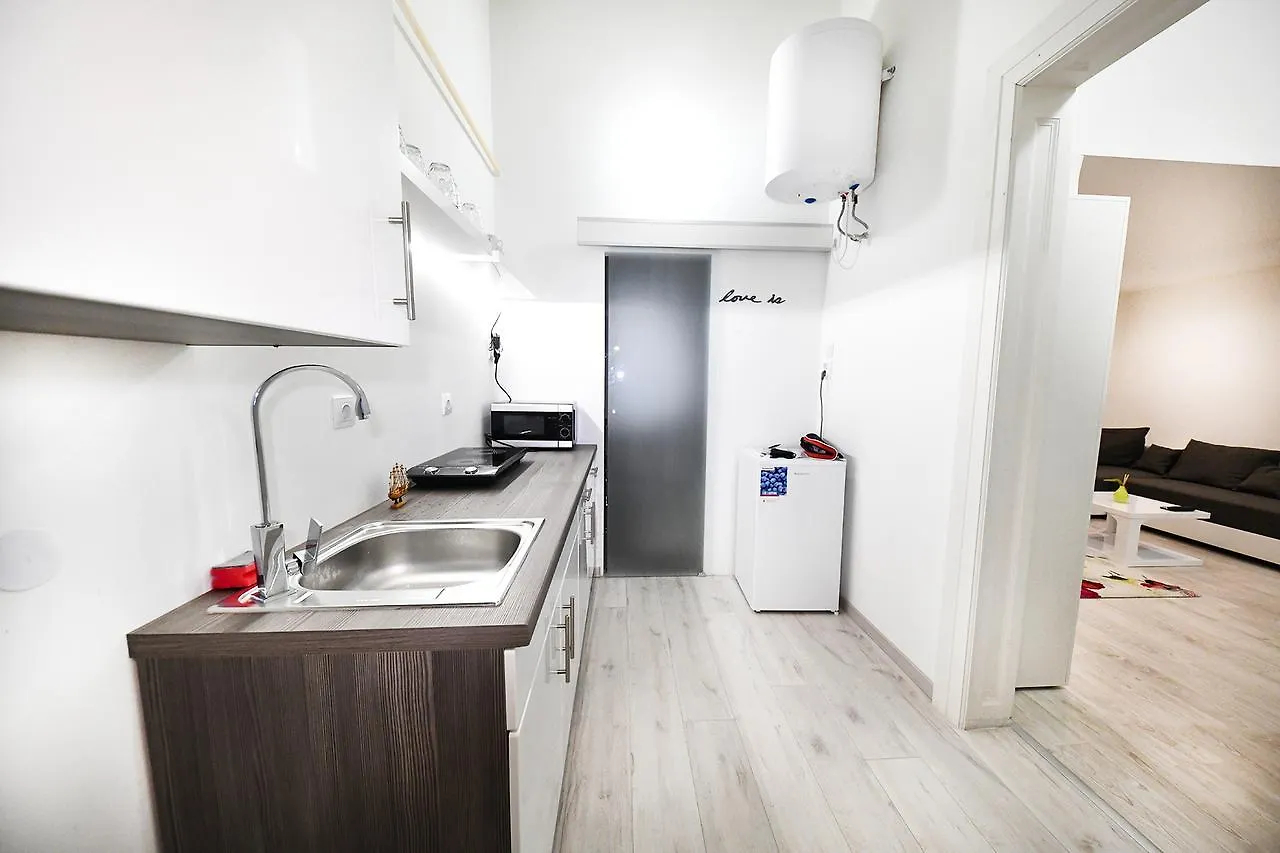 Mayflower Downtown Apartment Budapest 0*,
